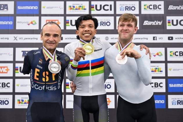 2025 UCI Para-Cycling Track World Championships Picture by Simon Wilkinson SWpix.com - 19 10 2025 - Cycling - 2025 UCI Para-Cycling Track World Championships - Rio Olympic Velodrome, Rio de Janeiro, Brazil - MC1 Sprint Podium - Mohamad Yusof Hafizi Shaharuddin (Malaysia) receiving the Gold Medal to become World Champion with Ricardo Ten Argiles (Spain) receiving the Silver Medal and Ivan Ermakov (Individual Neutral Athlete) receiving the Bronze Medal Copyright: x xSWpix.comx(t axPhotographyxHubxLtd)xSimonxWilkinson SWpix.comx SWP-3030-10304