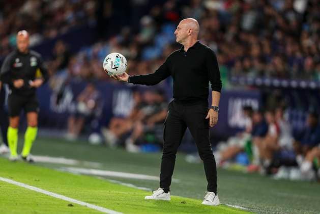 October 19, 2025, Valencia, Valencia, SPAIN: Julian Calero, head coach of Levante UD, gestures during the Spanish league, LaLiga EA Sports, football match played between Levante UD and Rayo Vallecano at Ciutat de Valencia stadium on October 19, 2025, in Valencia, Spain. Valencia SPAIN - ZUMAa181 20251019_zaa_a181_302 Copyright: xIvanxTerronx