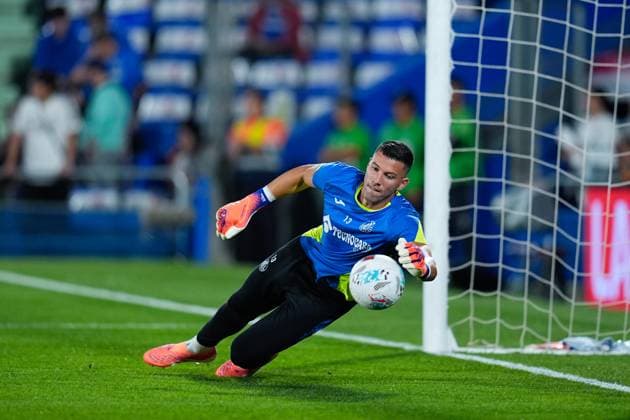 October 19, 2025, Getafe, Madrid, Spain: David Soria of Getafe CF warms up during the Spanish League, LaLiga EA Sports, football match played between Getafe CF and Real Madrid at Coliseum stadium on October 19, 2025 in Getafe, Madrid, Spain. Getafe Spain - ZUMAa181 20251019_zaa_a181_315 Copyright: xDennisxAgyemanx