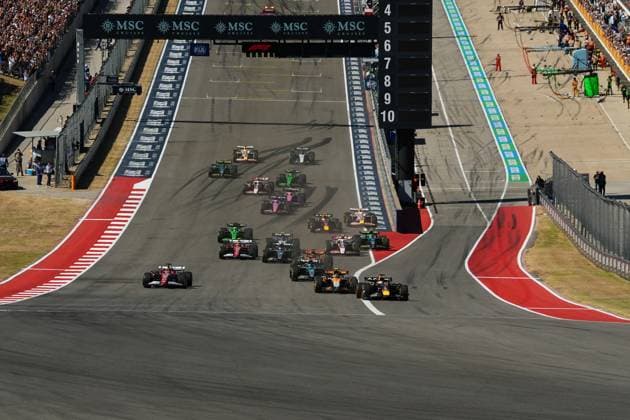 Cars head up the hill into Turn 1 at the start of the race during United States Grand Prix 2025, Formula 1 Championship in Austin, USA, October 19 2025  Copyright: xScottxColeman IPAxSportx xipa-agency.netx xx IPA_66833901 IPA_Agency_IPA66833901