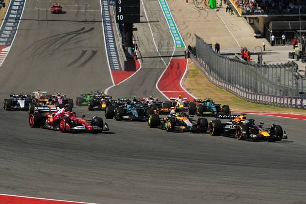Cars head up the hill into Turn 1 at the start of the race during United States Grand Prix 2025, Formula 1 Championship in Austin, USA, October 19 2025  Copyright: xScottxColeman IPAxSportx xipa-agency.netx xx IPA_66833988 IPA_Agency_IPA66833988