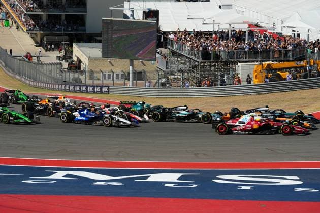 Cars round Turn 1 at the start of the race during United States Grand Prix 2025, Formula 1 Championship in Austin, USA, October 19 2025  Copyright: xScottxColeman IPAxSportx xipa-agency.netx xx IPA_66833992 IPA_Agency_IPA66833992