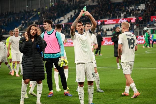 19th October 2025; Gewiss Stadium, Bergamo, Italy, Serie A Football, Atalanta versus Lazio; Lazios players applauds the travelling fans after the final whistle  EmanuelexPennacchio