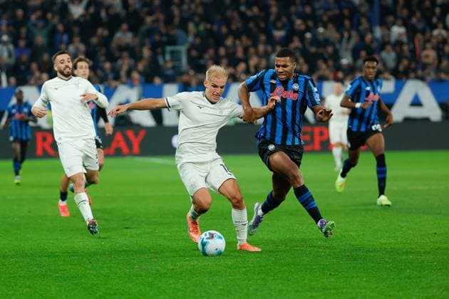 19th October 2025; Gewiss Stadium, Bergamo, Italy, Serie A Football, Atalanta versus Lazio; Gustav Isaksen of S.S. Lazio under pressure from Isak Hien of Atalanta BC  EmanuelexPennacchio