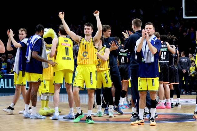 DEU, BBL POkal, ALBA vs Rathiofarm Ulm, 19 10 2025, Max Schmeling Halle, Berlin, DEU, BBL POkal, ALBA vs Rathiofarm Ulm, in the picture ALBA players circle, JONAS MATTISSECK ALBA Berlin 9 nordphotoxGmbHx xEngler nph00076
