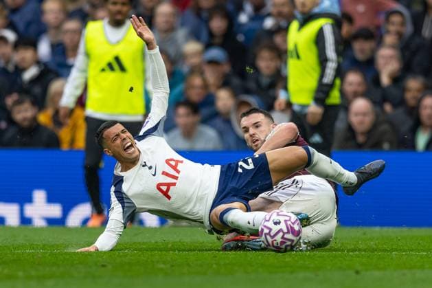 Tottenham Hotspur v Aston Villa, Premier League, Football, Tottenham Hotspur Stadium, London, UK - 19 Oct 2025 John McGinn of Aston Villa tackles Pedro Porro of Tottenham Hotspur London The Tottenham Hotspur Stadium GBR, UK NEWSPAPERS OUT Copyright: xEllixBirchx