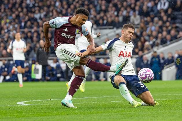 Tottenham Hotspur v Aston Villa, Premier League, Football, Tottenham Hotspur Stadium, London, UK - 19 Oct 2025 Micky van de Ven of Tottenham Hotspur tackles Ollie Watkins of Aston Villa London The Tottenham Hotspur Stadium GBR, UK NEWSPAPERS OUT Copyright: xEllixBirchx