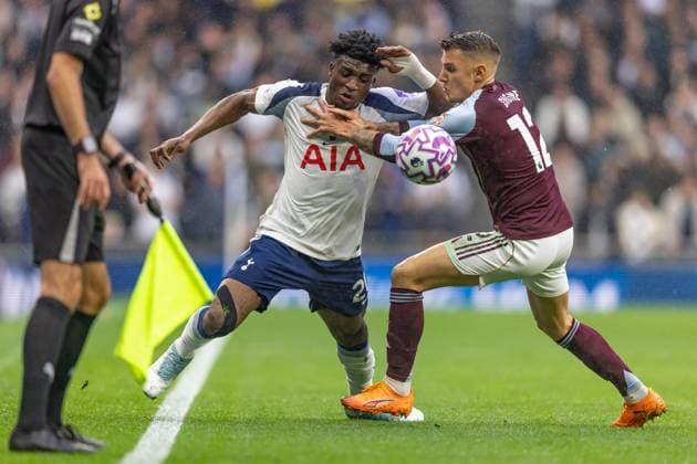 Tottenham Hotspur v Aston Villa, Premier League, Football, Tottenham Hotspur Stadium, London, UK - 19 Oct 2025 Mohammed Kudos of Tottenham Hotspur tussles with Lucas Digne of Aston Villa London The Tottenham Hotspur Stadium GBR, UK NEWSPAPERS OUT Copyright: xEllixBirchx