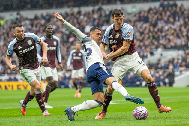 Tottenham Hotspur v Aston Villa, Premier League, Football, Tottenham Hotspur Stadium, London, UK - 19 Oct 2025 Pau Torres of Aston Villa pressures Pedro Porro of Tottenham Hotspur London The Tottenham Hotspur Stadium GBR, UK NEWSPAPERS OUT Copyright: xEllixBirchx