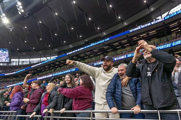 Tottenham Hotspur v Aston Villa, Premier League, Football, Tottenham Hotspur Stadium, London, UK - 19 Oct 2025 Aston Villa fans celebrate London The Tottenham Hotspur Stadium GBR, UK NEWSPAPERS OUT Copyright: xEllixBirchx