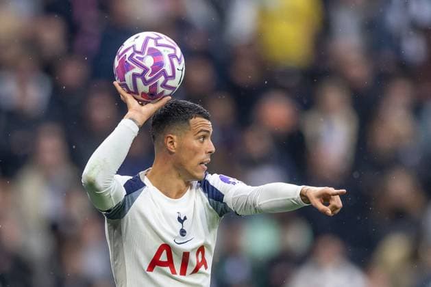 Tottenham Hotspur v Aston Villa, Premier League, Football, Tottenham Hotspur Stadium, London, UK - 19 Oct 2025 Pedro Porro of Tottenham Hotspur prepares to take a throw in London The Tottenham Hotspur Stadium GBR, UK NEWSPAPERS OUT Copyright: xEllixBirchx
