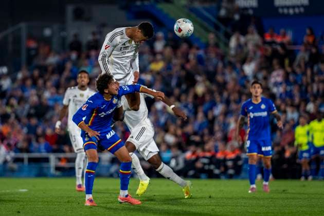 Getafe CF v Real Madrid CF - LaLiga EA Sports Jude Bellingham of Real Madrid (C) heads the ball during the LaLiga EA Sports football match between Getafe CF and Real Madrid CF at Coliseum Alfonso Perez on October 19, 2025 in Getafe, Spain. Getafe Coliseum Alfonso Perez Madrid Spain Copyright: xAlbertoxGardinx AGardin_20251019_Foot_Liga_Geta_ReaMad_0559