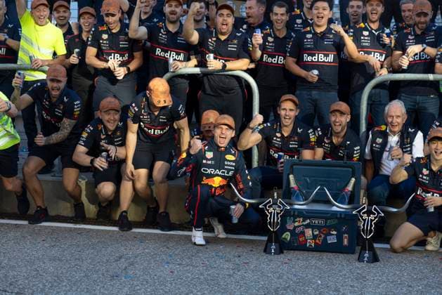 Formula 1 MSC Cruises United States Grand Prix 2025 Alexis Perrin OVERTAKE MAXPPP - Austin 20 10 2025 01 VERSTAPPEN Max (nld), Oracle Red Bull Racing, portrait team celebration Oracle Red Bull Racing at the Formula 1 MSC Cruises United States Grand Prix 2025, the 19th round of the 2025 FIA Formula 1 World Championship, WM, Weltmeisterschaft at the Circuit of The Americas in Austin, Texas, United States, from October 16 to 19, 2025 Austin Circuit of The Americas United States  Copyright: xOVERTAKE MAXPPPxAlexisxPerrinx OVT202510209123 OVT202510209123