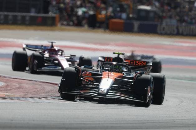 AUSTIN, TX - OCTOBER 19: McLaren Formula 1 Team driver Lando Norris (4) of the United Kingdom leads a pack of cars through the chicane during the Formula 1 MSC Cruises United States Grand Prix on October 19, 2025, at Circuit of The Americas in Austin, Texas. (Photo by David Buono Icon Sportswire) AUTO: OCT 19 F1 United States Grand Prix EDITORIAL USE ONLY Icon2510190581