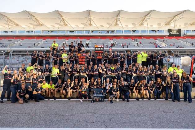 Formula 1 MSC Cruises United States Grand Prix 2025 Joseph Pinchin OVERTAKE MAXPPP - Austin 19 10 2025 TEAM CELEBRATION Oracle Red Bull Racing 01 VERSTAPPEN Max (nld), Oracle Red Bull Racing, portrait at the Formula 1 MSC Cruises United States Grand Prix 2025, the 19th round of the 2025 FIA Formula 1 World Championship, WM, Weltmeisterschaft at the Circuit of The Americas in Austin, Texas, United States, from October 16 to 19, 2025 Austin Circuit of The Americas United States  Copyright: xOVERTAKE MAXPPPxJosephxPinchinx OVT202510209141 OVT202510209141