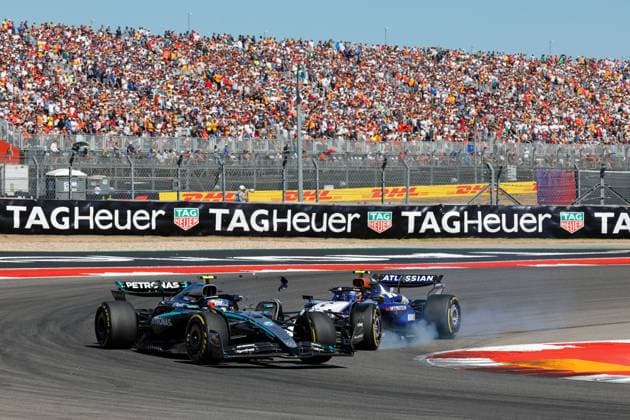 19.10.2025, Circuit of The Americas, Austin, FORMULA 1 MSC CRUISES UNITED STATES GRAND PRIX 2025 , im Bild Unfall zwischen Carlos Sainz Jr. (ESP), Atlassian Williams Racing und Andrea Kimi Antonelli (ITA), Mercedes-AMG Petronas Formula One Team (Photo by Hasan Bratic DeFodi Images) 19 10 2025, Circuit of The Americas, Austin, FORMULA 1 MSC CRUISES UNITED STATES GRAND PRIX 2025 , in the picture accident between Carlos Sainz Jr ESP , Atlassian Williams Racing and Andrea Kimi Antonelli ITA , Mercedes AMG Petronas Formula One Team Photo by Hasan Bratic DeFodi Images