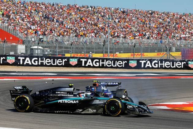 19.10.2025, Circuit of The Americas, Austin, FORMULA 1 MSC CRUISES UNITED STATES GRAND PRIX 2025 , im Bild Unfall zwischen Carlos Sainz Jr. (ESP), Atlassian Williams Racing und Andrea Kimi Antonelli (ITA), Mercedes-AMG Petronas Formula One Team (Photo by Hasan Bratic DeFodi Images) 19 10 2025, Circuit of The Americas, Austin, FORMULA 1 MSC CRUISES UNITED STATES GRAND PRIX 2025 , in the picture accident between Carlos Sainz Jr ESP , Atlassian Williams Racing and Andrea Kimi Antonelli ITA , Mercedes AMG Petronas Formula One Team Photo by Hasan Bratic DeFodi Images