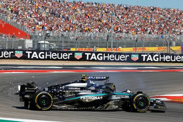 19.10.2025, Circuit of The Americas, Austin, FORMULA 1 MSC CRUISES UNITED STATES GRAND PRIX 2025 , im Bild Unfall zwischen Carlos Sainz Jr. (ESP), Atlassian Williams Racing und Andrea Kimi Antonelli (ITA), Mercedes-AMG Petronas Formula One Team (Photo by Hasan Bratic DeFodi Images) 19 10 2025, Circuit of The Americas, Austin, FORMULA 1 MSC CRUISES UNITED STATES GRAND PRIX 2025 , in the picture accident between Carlos Sainz Jr ESP , Atlassian Williams Racing and Andrea Kimi Antonelli ITA , Mercedes AMG Petronas Formula One Team Photo by Hasan Bratic DeFodi Images