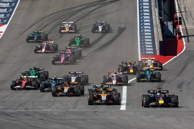 19.10.2025, Circuit of The Americas, Austin, FORMULA 1 MSC CRUISES UNITED STATES GRAND PRIX 2025 , im Bild Rennstart:, Max Verstappen (NLD), Oracle Red Bull Racing, Lando Norris (GBR), McLaren F1 Team, Charles Leclerc (MCO), Scuderia Ferrari HP, Oscar Piastri (AUS), Lewis Hamilton (GBR), George Russell (GBR), Mercedes-AMG Petronas Formula One Team, Andrea Kimi Antonelli (ITA), Nico Hülkenberg (DEU), Stake F1 Team Kick Sauber (Photo by Hasan Bratic DeFodi Images) 19 10 2025, Circuit of The Americas, Austin, FORMULA 1 MSC CRUISES UNITED STATES GRAND PRIX 2025 , pictured race start , Max Verstappen NLD , Oracle Red Bull Racing, Lando Norris GBR , McLaren F1 Team, Charles Leclerc MCO , Scuderia Ferrari HP, Oscar Piastri AUS , Lewis Hamilton GBR , George Russell GBR , Mercedes AMG Petronas Formula One Team, Andrea Kimi Antonelli ITA , Nico Hülkenberg DEU , Stake F1 Team Kick Sauber Photo by Hasan Bratic DeFodi Images