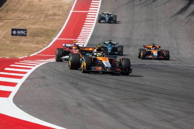 Formula 1 MSC Cruises United States Grand Prix 2025 Alexis Perrin OVERTAKE MAXPPP - Austin 19 10 2025 04 NORRIS Lando (gbr), McLaren F1 Team, action, 44 HAMILTON Lewis (gbr), Scuderia Ferrari HP, action at the Formula 1 MSC Cruises United States Grand Prix 2025, the 19th round of the 2025 FIA Formula 1 World Championship, WM, Weltmeisterschaft at the Circuit of The Americas in Austin, Texas, United States, from October 16 to 19, 2025 Austin Circuit of The Americas United States  Copyright: xOVERTAKE MAXPPPxAlexisxPerrinx OVT202510209175 OVT202510209175