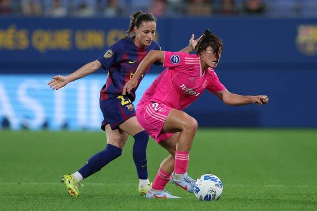 ESP: FC Barcelona, Barca - Granada CF. La Liga F. Date 8 Cristina Postiga of Granada CF and Ona Batlle of FC Barcelona during the La Liga F match between FC Barcelona and Granada CF played at Johan Cruyff Stadium on October 19 2025 in Barcelona, Spain. Copyright: xMiguelxMarruffox xPRESSINx MM_251018_BARW_GRA_2526_1264