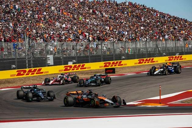 F1 - UNITED STATES GRAND PRIX 2025 81 PIASTRI Oscar (aus), McLaren F1 Team MCL39, action 63 RUSSELL George (gbr), Mercedes AMG F1 Team W16, action 12 KIMI ANTONELLI Andrea (ita), Mercedes AMG F1 Team W16, action 87 BEARMAN Ollie Oliver (gbr), Haas F1 Team VF-25 Ferrari, action spectators, fans during the 2025 Formula 1 United States Grand Prix, 19th round of the 2025 FIA Formula One World Championship, WM, Weltmeisterschaft from October 17 to 19, 2025 on the Circuit of the Americas, in Austin, Texas, United States of America - AustinUnited States  Copyright: xXavixBonillax