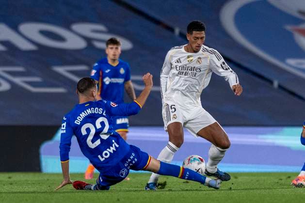 October 20, 2025, Madrid, Madrid, Spain: DOMINGOS DUARTE of Getafe CF fights the ball against JUDE BELLINGHAM of Real Madrid CF during the match belonging to the 25 26 season of La Liga EA soccer Ã¢â‚¬oe GETAFE CF vs. REAL MADRID CF Ã¢â‚¬Â held on October 19, 2025, at the Coliseum Stadiumo, Madrid, Spain. Madrid Spain - ZUMAc312 20251020_zsp_c312_138 Copyright: xOscarxManuelxSanchezx