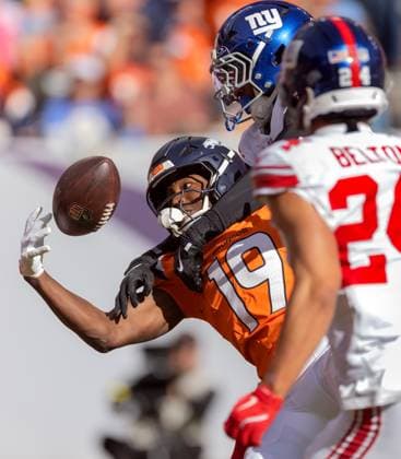 October 19, 2025, Denver, Colorado, USA: Broncos WR MARVIN MIMS JR. readies to make a catch in traffic during the 2nd. Half at Empower Field at Mile High Sunday afternoon. Broncos beat the Giants 33-32. Denver USA - ZUMAav4_ 20251019_zaf_av4_006 Copyright: xHectorxAcevedox