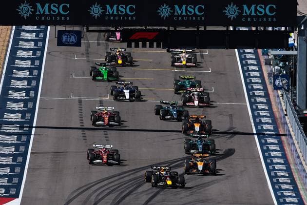 F1 - UNITED STATES GRAND PRIX 2025 Start of the race 01 VERSTAPPEN Max (nld), Red Bull Racing RB21, action leads the group during the 2025 Formula 1 United States Grand Prix, 19th round of the 2025 FIA Formula One World Championship, WM, Weltmeisterschaft from October 17 to 19, 2025 on the Circuit of the Americas, in Austin, Texas, United States of America - AustinUnited States  Copyright: xEricxAlonsox