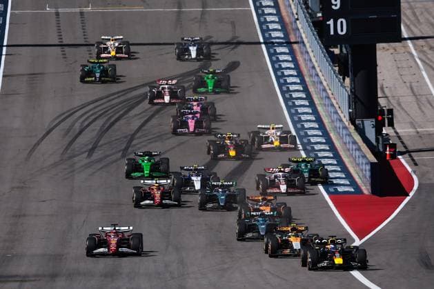 F1 - UNITED STATES GRAND PRIX 2025 Start of the race 01 VERSTAPPEN Max (nld), Red Bull Racing RB21, action leads the group during the 2025 Formula 1 United States Grand Prix, 19th round of the 2025 FIA Formula One World Championship, WM, Weltmeisterschaft from October 17 to 19, 2025 on the Circuit of the Americas, in Austin, Texas, United States of America - AustinUnited States  Copyright: xEricxAlonsox