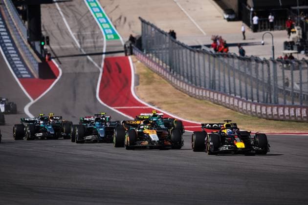 F1 - UNITED STATES GRAND PRIX 2025 Start of the race 01 VERSTAPPEN Max (nld), Red Bull Racing RB21, action leads the group during the 2025 Formula 1 United States Grand Prix, 19th round of the 2025 FIA Formula One World Championship, WM, Weltmeisterschaft from October 17 to 19, 2025 on the Circuit of the Americas, in Austin, Texas, United States of America - AustinUnited States  Copyright: xEricxAlonsox