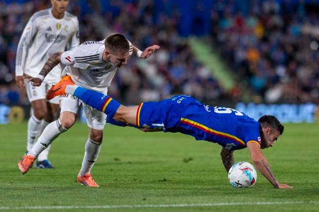 October 20, 2025, Madrid, Madrid, Spain: DIEGO RICO of Getafe CF fights the ball against FRANCO MASTANTUONO of Real Madrid CF during the match belonging to the 25 26 season of La Liga EA soccer Ã¢â‚¬oe GETAFE CF vs. REAL MADRID CF Ã¢â‚¬Â held on October 19, 2025, at the Coliseum Stadiumo, Madrid, Spain. Madrid Spain - ZUMAc312 20251020_zsp_c312_060 Copyright: xOscarxManuelxSanchezx