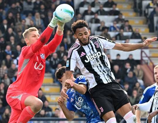 (251020) -- COMO, Oct. 20, 2025 -- Como s goal keeper Jean Butez (L) vies with Juventus Lloyd Kelly during a Serie A football match between Como and Juventus in Como, Italy, Oct. 19, 2025. (Photo by Xinhua) (SP)ITALY-COMO-FOOTBALL-SERIE A-COMO VS JUVENTUS AlbertoxLingria 
