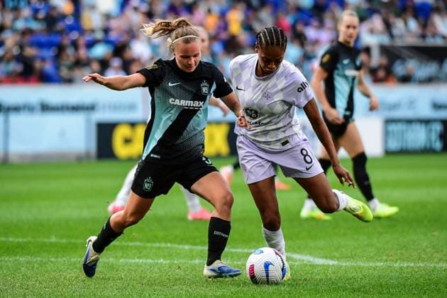 Harrison, United States, October 19, 2025: Josefine Hasbo (5 Gotham FC) and Ary Borges (8 Racing Louisville FC) during the National Women™s Soccer League match between Gotham FC and Racing Louisville FC at Sports Illustrated Stadium in Harrison, NJ United States (EDITORIAL USAGE ONLY). (Rebekah Wynkoop SPP)  Copyright: xRebekahxWynkoopx xSPPx spp-en-ReWySp-1344