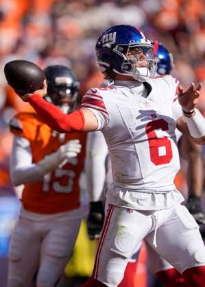 October 19, 2025: New York Giants quarterback Jaxson Dart (6) throws a pass in the first half of the football game between the Denver Broncos and New York Giants. CSM. - ZUMAc04_ 20251019_zma_c04_263 Copyright: xDerekxRegensburgerx