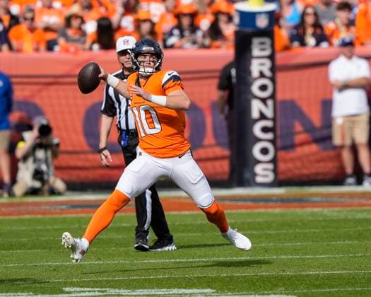 October 19, 2025: Denver Broncos quarterback Bo Nix (10) looks to throw in the first half of the football game between the Denver Broncos and New York Giants. CSM. - ZUMAc04_ 20251019_zma_c04_278 Copyright: xDerekxRegensburgerx