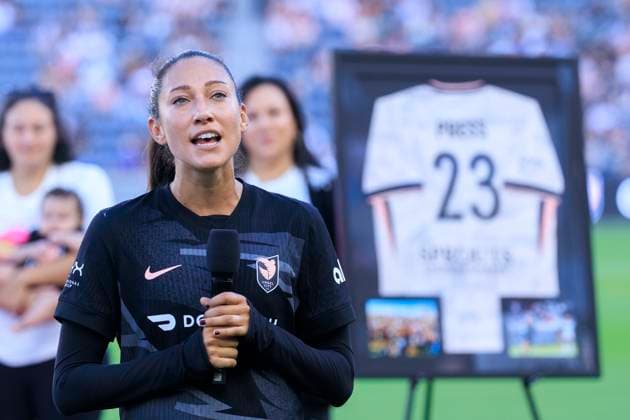 October 19, 2025, Los Angeles, California, USA: Christen Press 23 of the Angel City FC makes a speech during her retirement ceremony after the match between the Angel City FC and the Portland Thorns FC on Sunday October 19, 2025 at the BMO Stadium in Los Angeles, California. ARIANA RUIZ PI Los Angeles USA - ZUMAp124 20251019_zaa_p124_014 Copyright: xArianaxRuizx