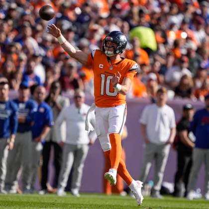 October 19, 2025: Denver Broncos quarterback Bo Nix (10) lofts a pass in the first half of the football game between the Denver Broncos and New York Giants. CSM. - ZUMAc04_ 20251019_zma_c04_279 Copyright: xDerekxRegensburgerx