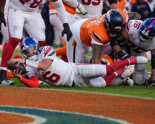 October 19, 2025: New York Giants quarterback Jaxson Dart (6) stretches for the goal line in the second half of the football game between the Denver Broncos and New York Giants. The touchdown put his team up 32-30 with just over 30 seconds to play. CSM. - ZUMAc04_ 20251019_zma_c04_342 Copyright: xDerekxRegensburgerx