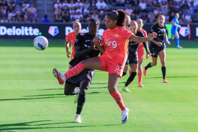 October 19, 2025, Los Angeles, California, USA: Isabella Obaze 5 of the Portland Thorns FC intercepts a pass from Prisca Chilufya 24 of the Angel City FC during their regular season NWSL game on Sunday October 19, 2025 at the BMO Stadium in Los Angeles, California. ACFC lose to Portland Thorns FC, 0-2. ARIANA RUIZ PI Los Angeles USA - ZUMAp124 20251019_zaa_p124_057 Copyright: xArianaxRuizx