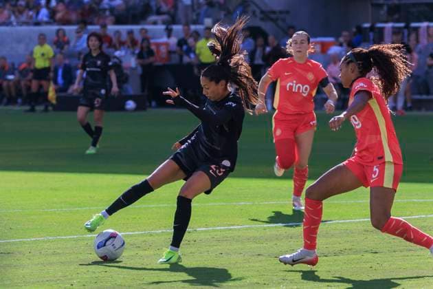 October 19, 2025, Los Angeles, California, USA: Christen Press 23 of the Angel City FC receives the ball as Isabella Obaze 5 of the Portland Thorns FC defends during their regular season NWSL game on Sunday October 19, 2025 at the BMO Stadium in Los Angeles, California. ACFC lose to Portland Thorns FC, 0-2. ARIANA RUIZ PI Los Angeles USA - ZUMAp124 20251019_zaa_p124_060 Copyright: xArianaxRuizx