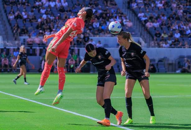 October 19, 2025, Los Angeles, California, USA: Evelyn Shores 15 of the Angel City FC heads the ball after attempts by teammate Jun Endo 18 and Reilyn Turner 66 of the Portland Thorns FC during their regular season NWSL game on Sunday October 19, 2025 at the BMO Stadium in Los Angeles, California. ACFC lose to Portland Thorns FC, 0-2. ARIANA RUIZ PI Los Angeles USA - ZUMAp124 20251019_zaa_p124_064 Copyright: xArianaxRuizx