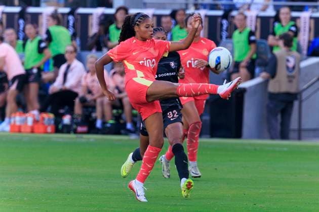October 19, 2025, Los Angeles, California, USA: Isabella Obaze 5 of the Portland Thorns FC taps the ball during their regular season NWSL game against the Angel City FC on Sunday October 19, 2025 at the BMO Stadium in Los Angeles, California. ACFC lose to Portland Thorns FC, 0-2. ARIANA RUIZ PI Los Angeles USA - ZUMAp124 20251019_zaa_p124_065 Copyright: xArianaxRuizx