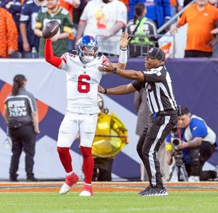 October 19, 2025, Denver, Colorado, USA: Giants QB JAXSON DART celebrates after a TD run into the end zone during the 2nd. Half at Empower Field at Mile High Sunday afternoon. Broncos beat the Giants 33-32. Denver USA - ZUMAav4_ 20251019_zaf_av4_019 Copyright: xHectorxAcevedox
