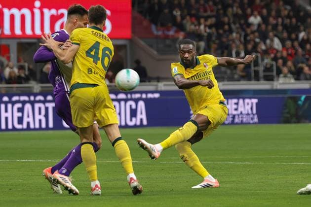 AC Milan vs ACF Fiorentina Italy, Milan, 2025 10 19: Mattia Gabbia, Fikayo Tomori (AC Milan) shots on goal in the first half during soccer game AC Milan vs ACF Fiorentina, Serie A Enilive 2025-2026 day 7 at San Siro Stadium Milan Lombardy Italy Copyright: xFabrizioxAndreaxBertanix