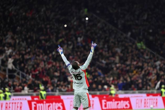 AC Milan vs ACF Fiorentina Italy, Milan, 2025 10 19: Mike Maignan (AC Milan) celebrates the 2-1 goal at 86 during soccer game AC Milan vs ACF Fiorentina, Serie A Enilive 2025-2026 day 7 at San Siro Stadium Milan Lombardy Italy Copyright: xFabrizioxAndreaxBertanix