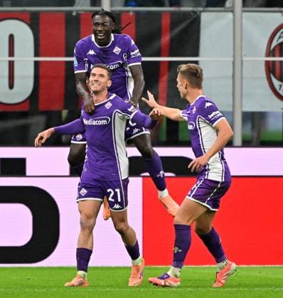(251020) -- MILAN, Oct. 20, 2025 -- Fiorentina s Robin Gosens (L) celebrates his goal with his teammates during a Serie A football match between AC Milan and Fiorentina in Milan, Italy, Oct. 19, 2025. (Photo by Xinhua) (SP)ITALY-MILAN-FOOTBALL-SERIE A-AC MILAN VS FIORENTINA AlbertoxLingria 