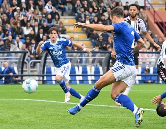 (251020) -- COMO, Oct. 20, 2025 -- Como s Marc-Oliver Kempf (2nd R) scores his goal during a Serie A football match between Como and Juventus in Como, Italy, Oct. 19, 2025. (Photo by Xinhua) (SP)ITALY-COMO-FOOTBALL-SERIE A-COMO VS JUVENTUS AlbertoxLingria 