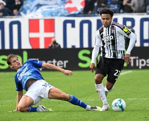 (251020) -- COMO, Oct. 20, 2025 -- Como s Nico Paz (L) vies with Juventus Weston McKennie during a Serie A football match between Como and Juventus in Como, Italy, Oct. 19, 2025. (Photo by Xinhua) (SP)ITALY-COMO-FOOTBALL-SERIE A-COMO VS JUVENTUS AlbertoxLingria 