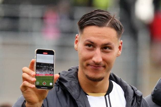 19 10 2025, xmohx, Soccer 2 Bundesliga, SV Elversberg SpVgg Greuther Fuerth v l jubilation, joy about the victory Younes Ebnoutalib SV Elversberg with the cell phone Smartphone DFL DFB REGULATIONS PROHIBIT ANY USE OF PHOTOGRAPHS as IMAGE SEQUENCES and or QUASI VIDEO Elversberg
